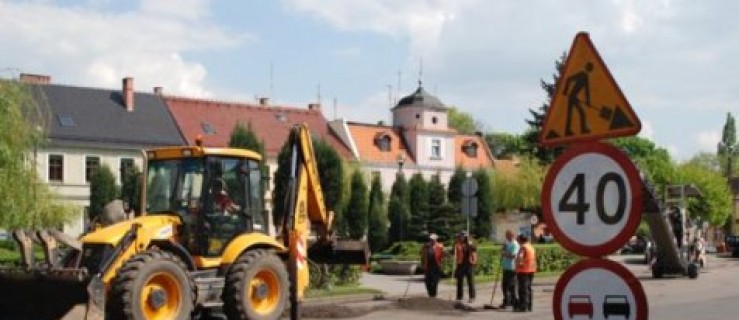 Dobrzyca. Łatają dziury na rynku - Zdjęcie główne