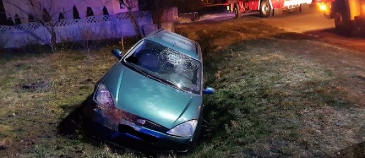 Wypadek w Koźmińcu. Samochód w rowie. Ranny kierowca - Zdjęcie główne