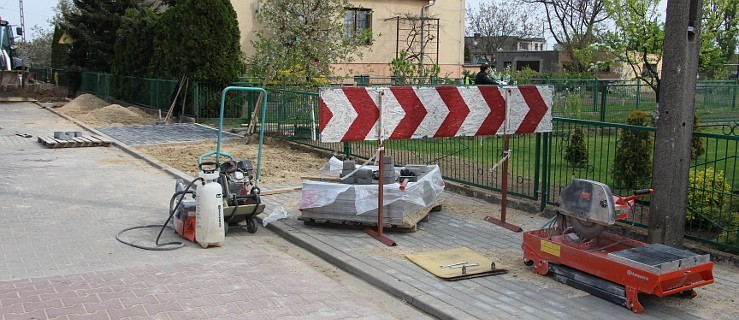 Nowy Świat. Budują chodnik - Zdjęcie główne