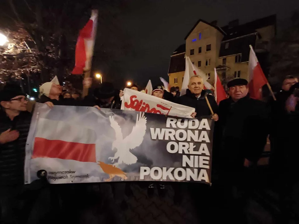 Działacze PiS protestowali pod siedzibą TVP w Poznaniu - Zdjęcie główne