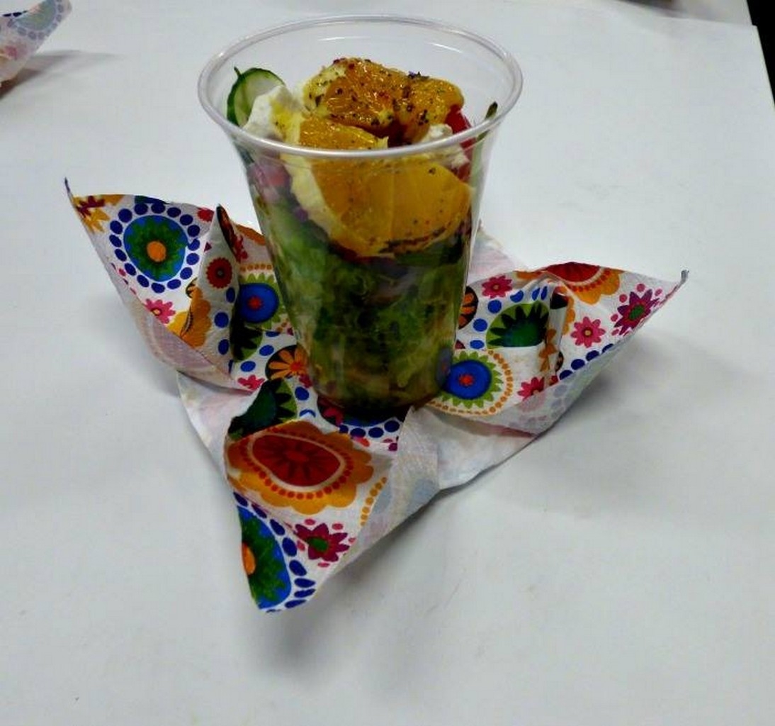 Seniorzy robili sałatki i dobrze się bawili! - Zdjęcie główne