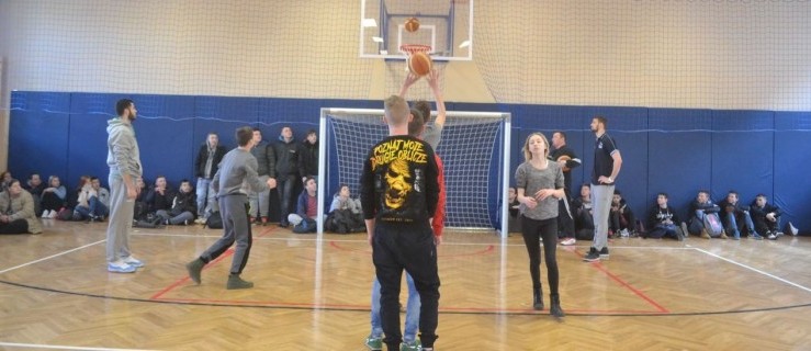 Znani koszykarze przyjechali do OHP w Pleszewie [ZDJĘCIA] - Zdjęcie główne