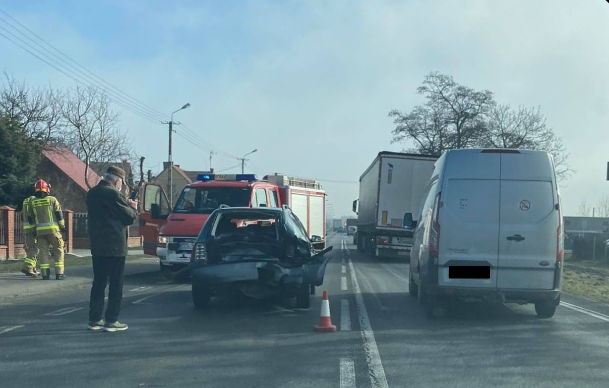 Na drodze krajowej nr 12 w Piekarzewie zderzyły się dwa auta. Na trasie trwa remont, kierowcy narzekają na utrudnienia - Zdjęcie główne