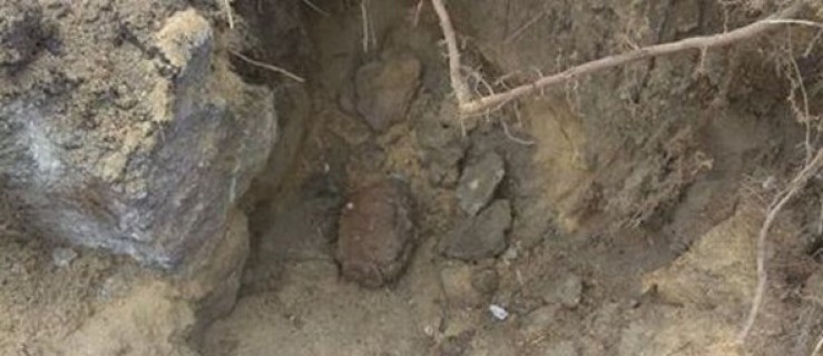 Pleszew. Na ul. Spornej wykopano granat - Zdjęcie główne