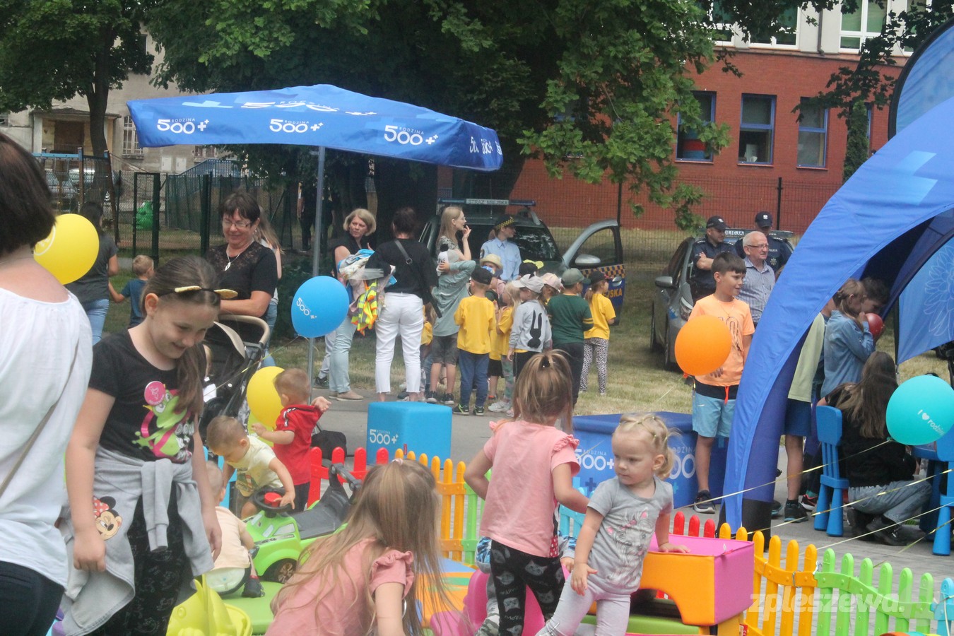 Piknik rodzinny w parku miejskim w Pleszewie