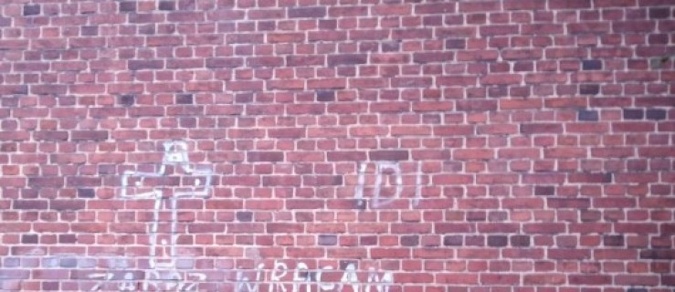 Napis na budynku starej szkoły. Obraźliwy czy żartobliwy?    - Zdjęcie główne