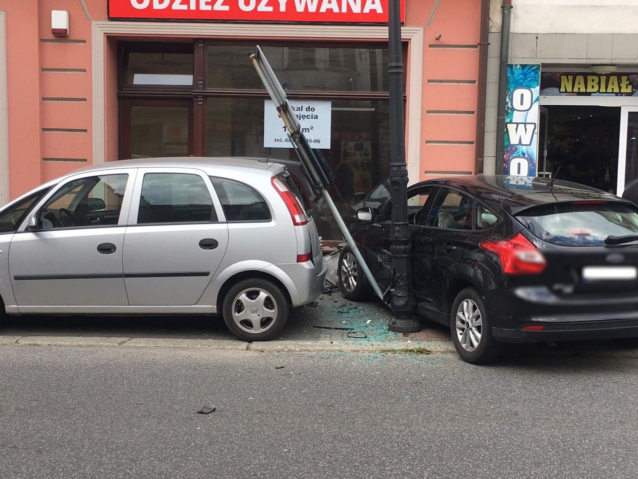 Pleszew. Kolizja na Kaliskiej. Kierowca zatrzymał się tuż przed sklepową witryną - Zdjęcie główne