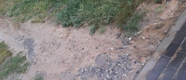 Krzywosądów – Kucharki. Woda z drogi spływała na posesje - Zdjęcie główne