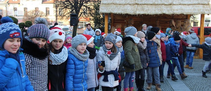 Kolędowali i bawili się przy żłóbku [ZDJĘCIA] - Zdjęcie główne