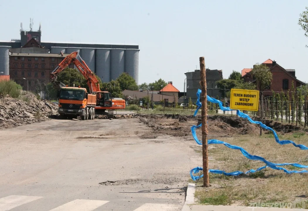 Ruszyła duża budowa w Pleszewie. Zbudują tutaj 201 miejsc parkingowych [ZDJĘCIA] - Zdjęcie główne