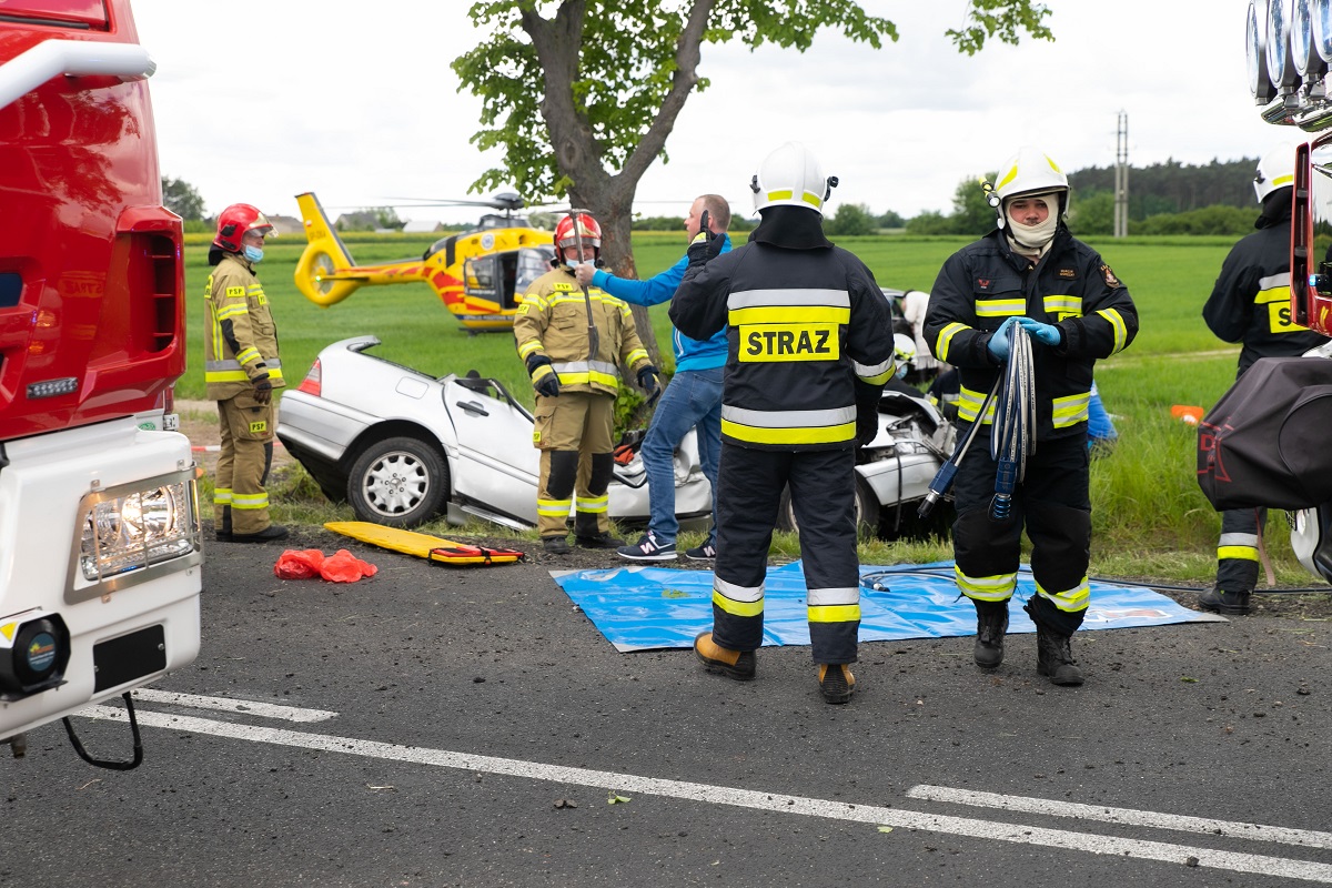 Widok był przerażający. Auto roztrzaskane - Zdjęcie główne