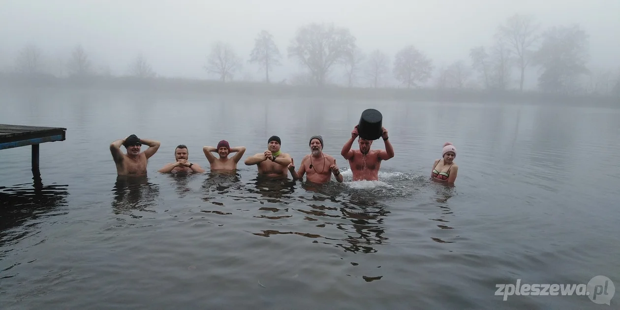 Nieformalna grupa Ice Team Morsjanie, zainicjowana w Pleszewie, rozpoczęła – już po raz dziesiąty – sezon zimowych kąpieli.