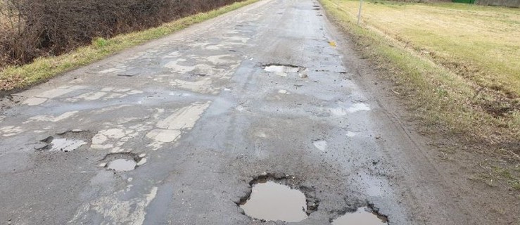 Gmina Dobrzyca. - Dziury takie, że można urwać zawieszenie! - mówią ludzie - Zdjęcie główne