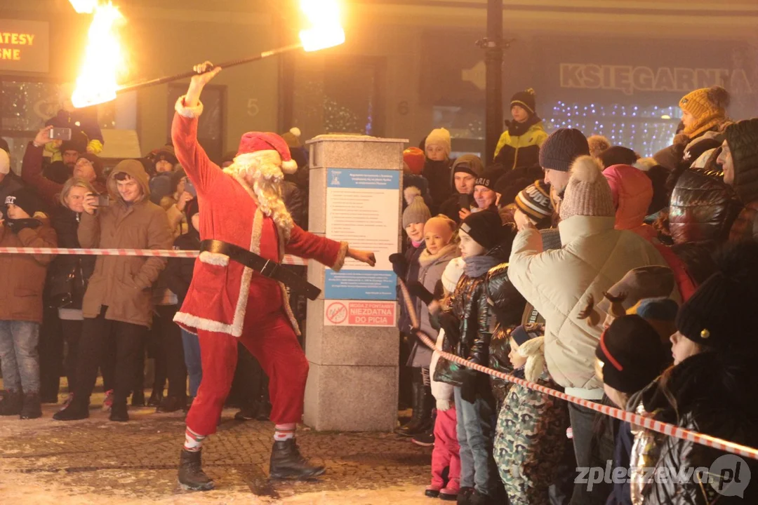 Fireshow na Rynku w Pleszewie. Mikołaj był w opałach! [ZDJĘCIA] - Zdjęcie główne