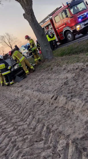 Wypadek na DK 11. Dachowanie w Kotlinie