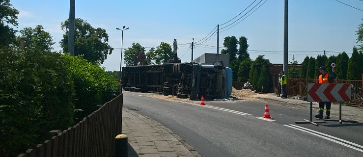 Chocz. Ciężarówka nie wyrobiła na zakręcie... [FOTO] - Zdjęcie główne