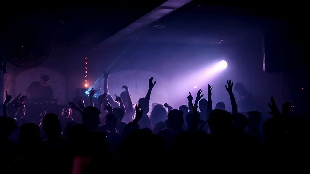 Z regionu. Rozlał niebezpieczną substancję na parkiecie. Policja zatrzymała 38-letniego mężczyznę