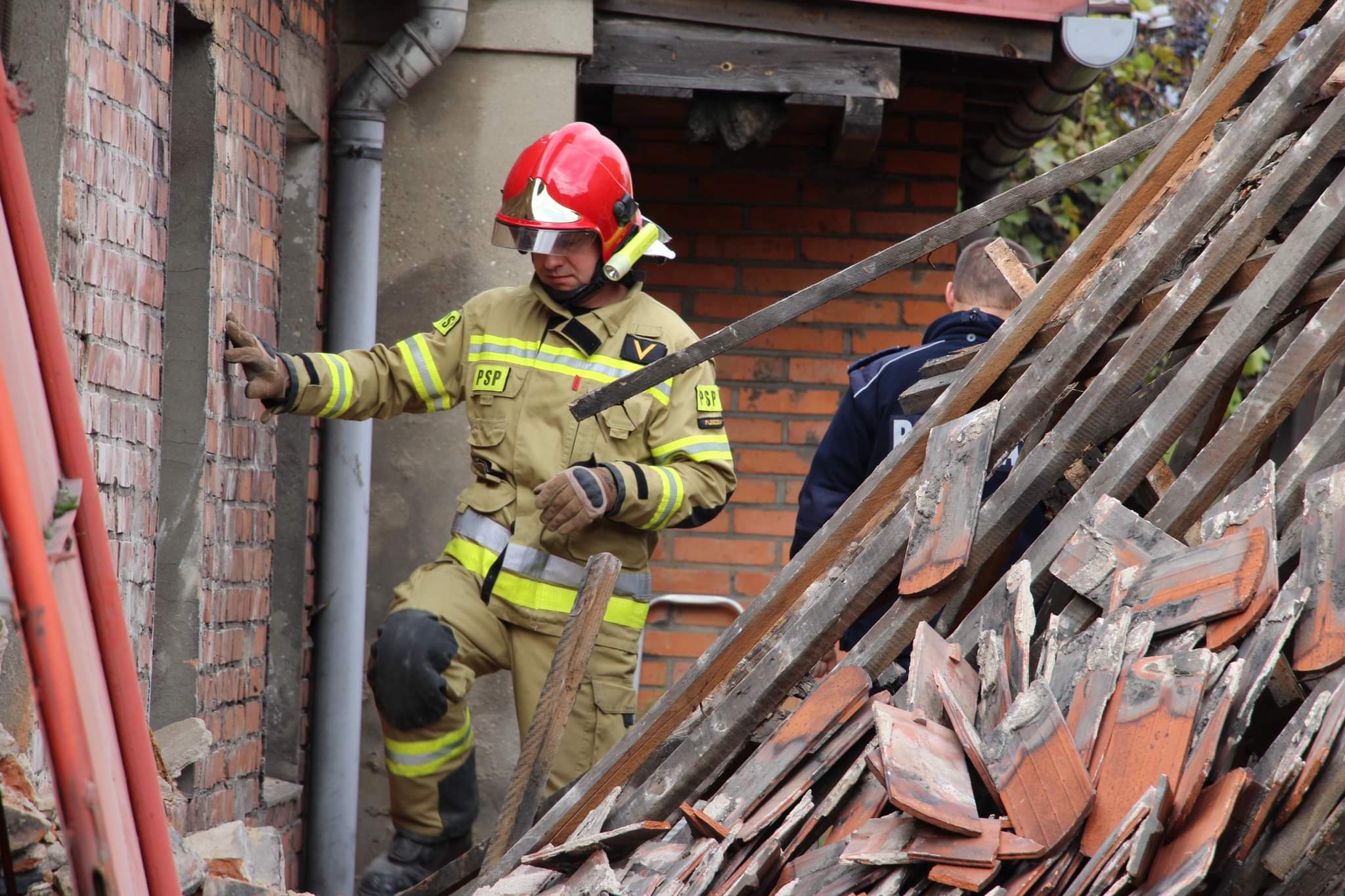 W Pleszewie zawalił się dach budynku! Na miejscu straż pożarna [ZDJĘCIA] - Zdjęcie główne