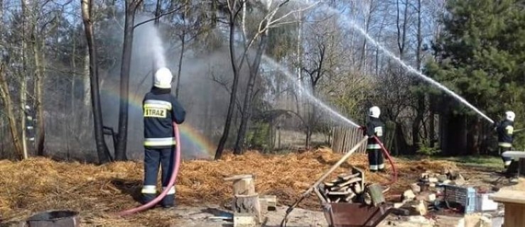 Pożar słomy w miejscowości Kolonia Ostrowska - Zdjęcie główne