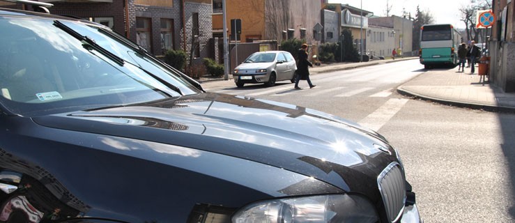 Kolizja: autobus zahaczył o BMW - Zdjęcie główne