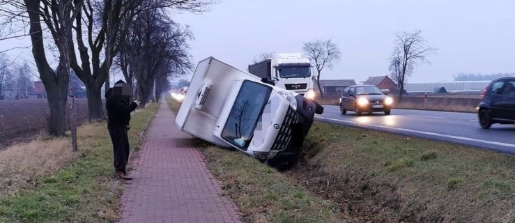 Kolizja na drodze krajowej. Samochód znalazł się w rowie - Zdjęcie główne