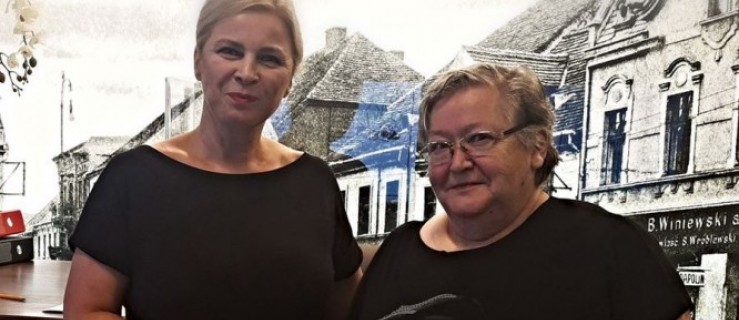 Pleszew. Pani Małgorzata została tysięczną posiadaczką karty seniora! - Zdjęcie główne