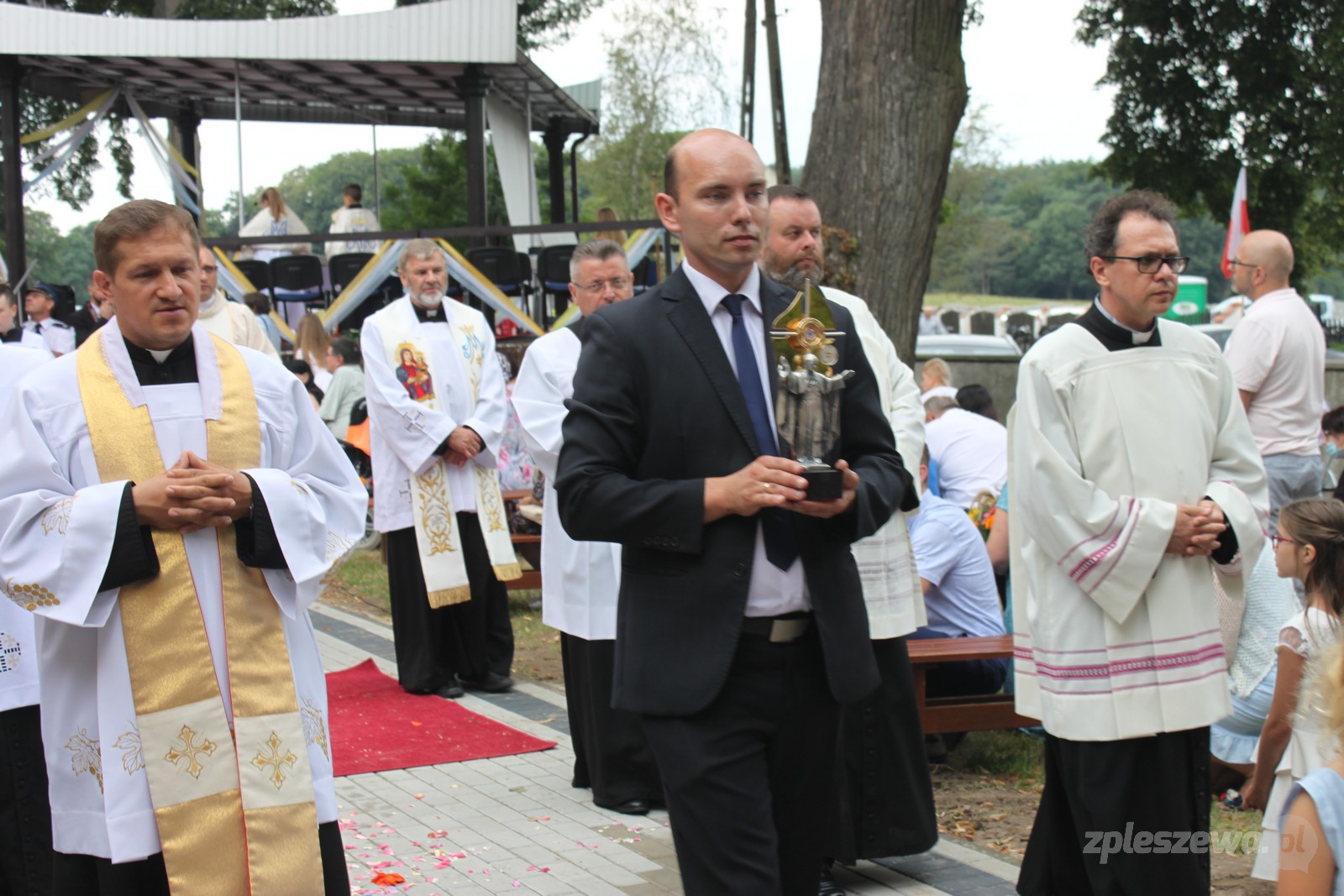 W ubiegłym roku sumie odpustowej przewodniczył ks. arcybiskup Mieczysław Mokrzycki, wieloletni papieski sekretarz, który przekazał wówczas Sanktuarium Matki Bożej Lutyńskiej relikwie św. Jana Pawła II.