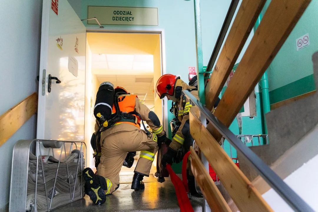 W Pleszewskim Centrum Medycznym przeprowadzono ćwiczebną ewakuację oddziału dziecięcego [ZDJĘCIA] - Zdjęcie główne