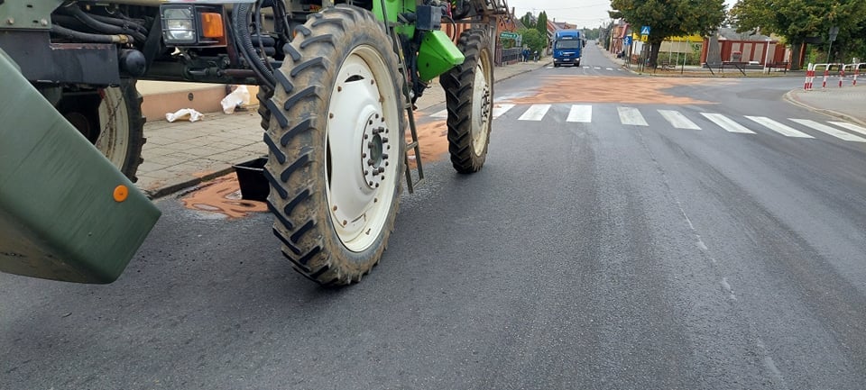 Strażacy z OSP Dobrzyca zabezpieczali ul. Koźmińską - po dużym wycieku oleju z maszyny rolniczej.