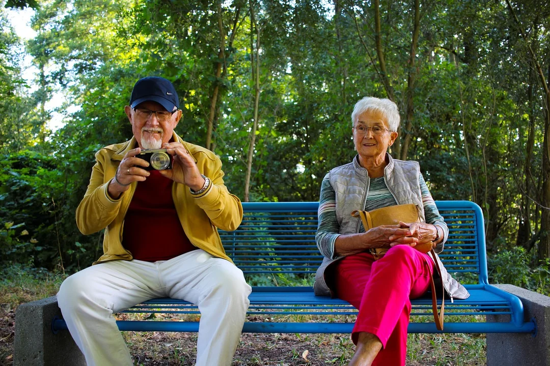 Ci seniorzy mogą się cieszyć. W tym miesiącu dostaną emeryturę i rentę szybciej - Zdjęcie główne