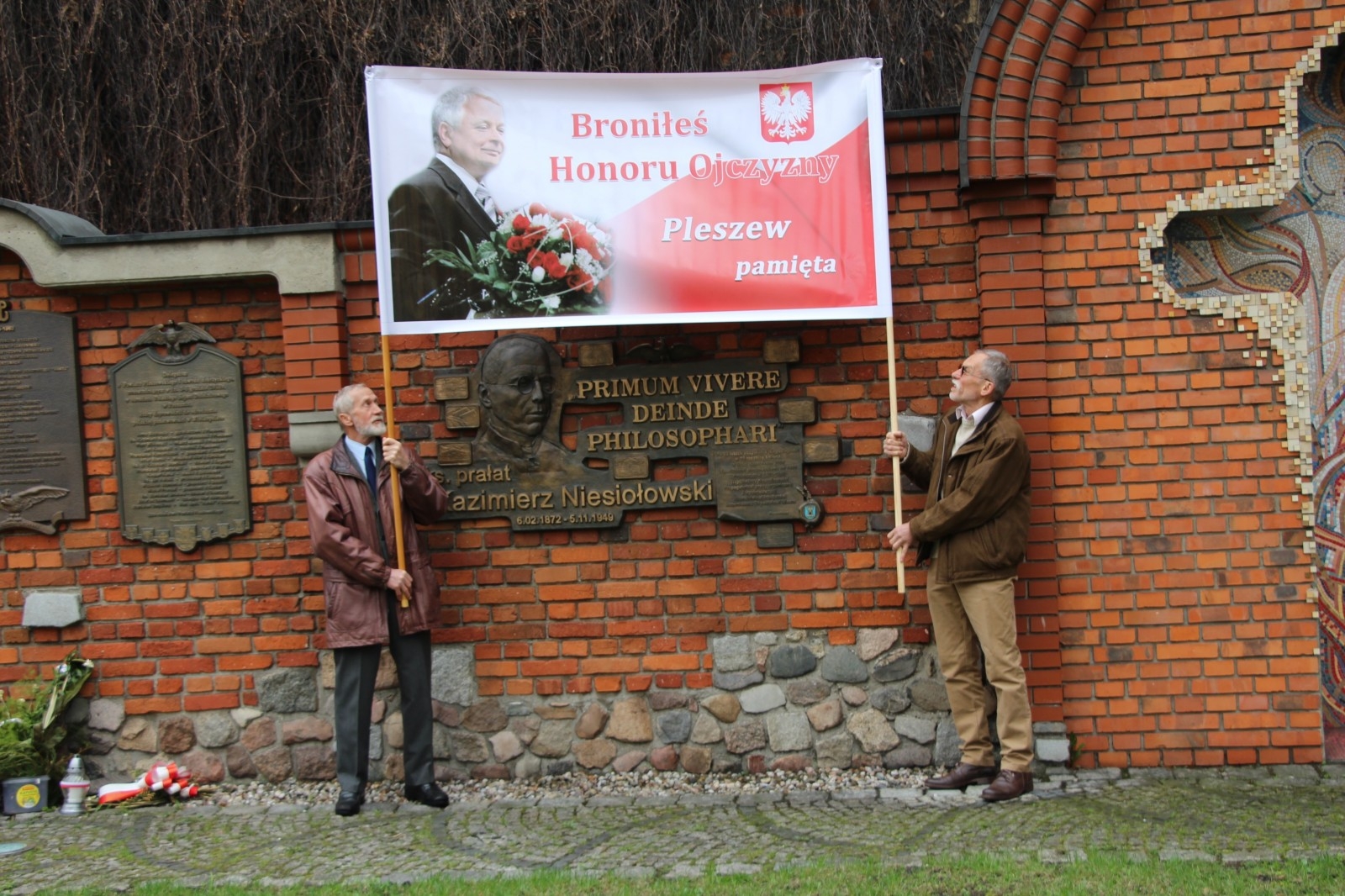 Msza i kwiaty w rocznicę katastrofy smoleńskiej - Zdjęcie główne