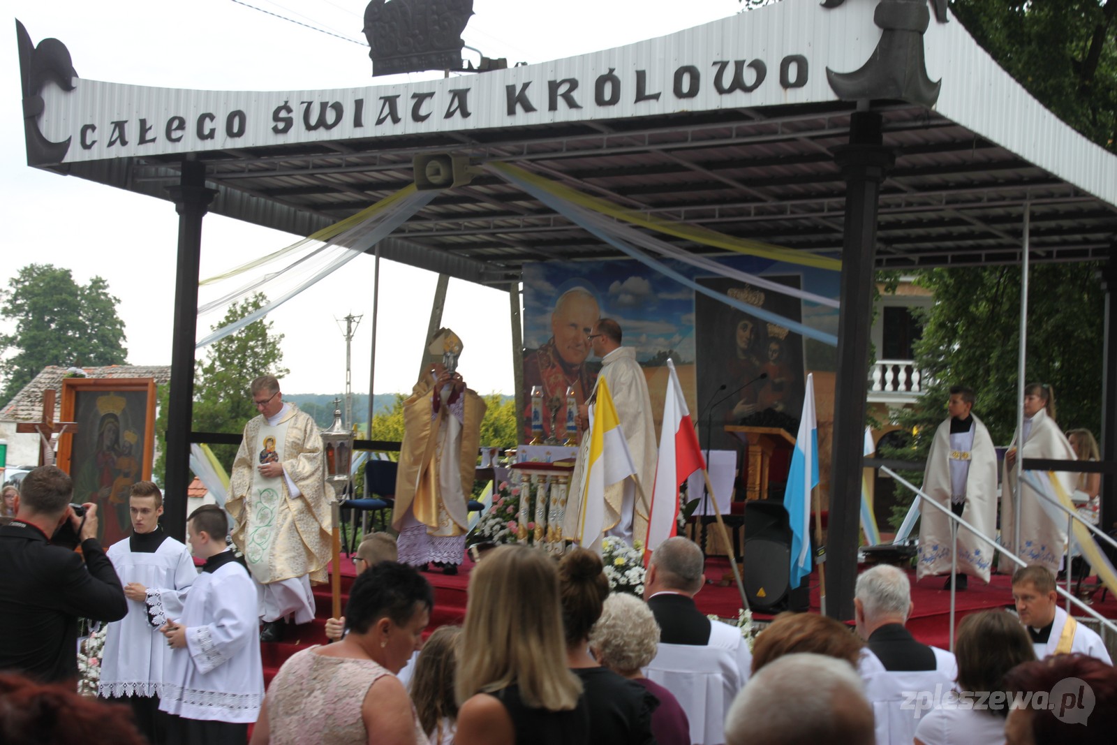 W ubiegłym roku sumie odpustowej przewodniczył ks. arcybiskup Mieczysław Mokrzycki, wieloletni papieski sekretarz, który przekazał wówczas Sanktuarium Matki Bożej Lutyńskiej relikwie św. Jana Pawła II.