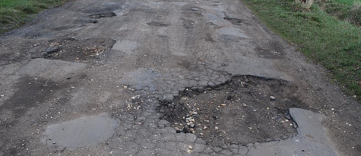 Dziurawe drogi w gminie Dobrzyca będą łatane - Zdjęcie główne