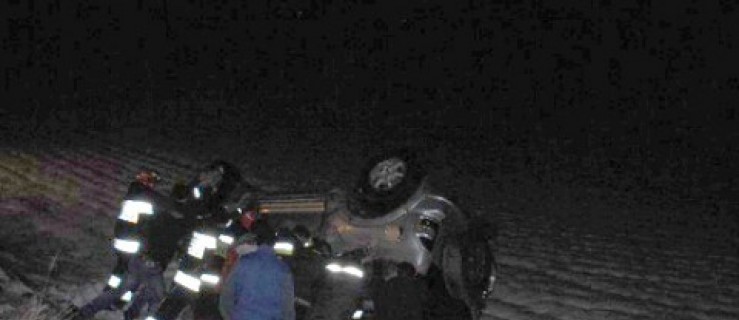 Auto spadło ze skarpy [VIDEO] - Zdjęcie główne