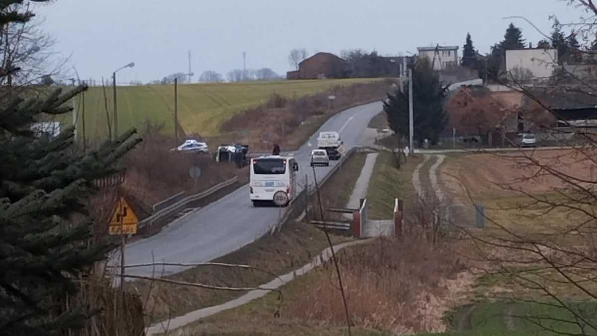 Ciężarówka ze ściekami wywróciła się przy drodze powiatowej w Fabianowie - Zdjęcie główne