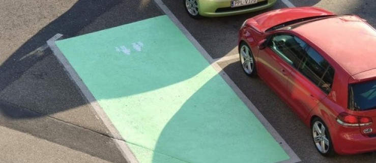 Pleszew. Przy starostwie powstało wyjątkowe miejsce parkingowe  - Zdjęcie główne