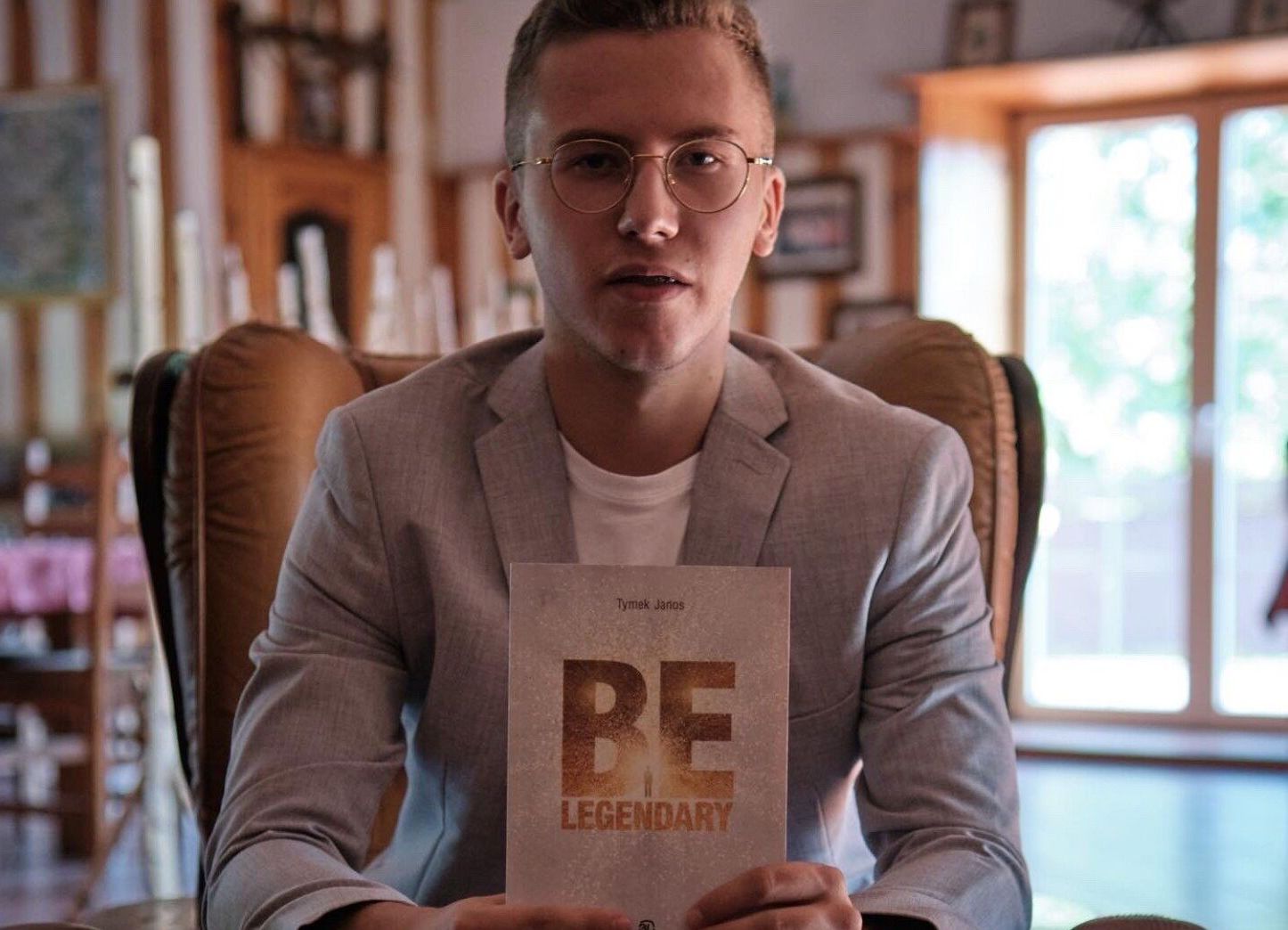 Publikacja, która ma inspirować młodych ludzi. Tymek Janos napisał książkę pt. "Be legendary" - Zdjęcie główne