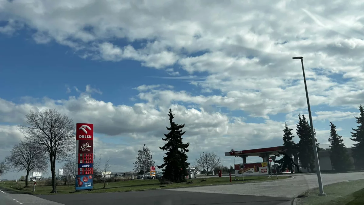 Będzie tańsze paliwo. Rząd wprowadza ceny maksymalne. Zobacz, ile zapłacisz?