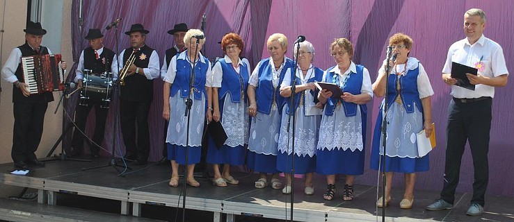 Biesiada radosnych seniorów w Dobrzycy - Zdjęcie główne