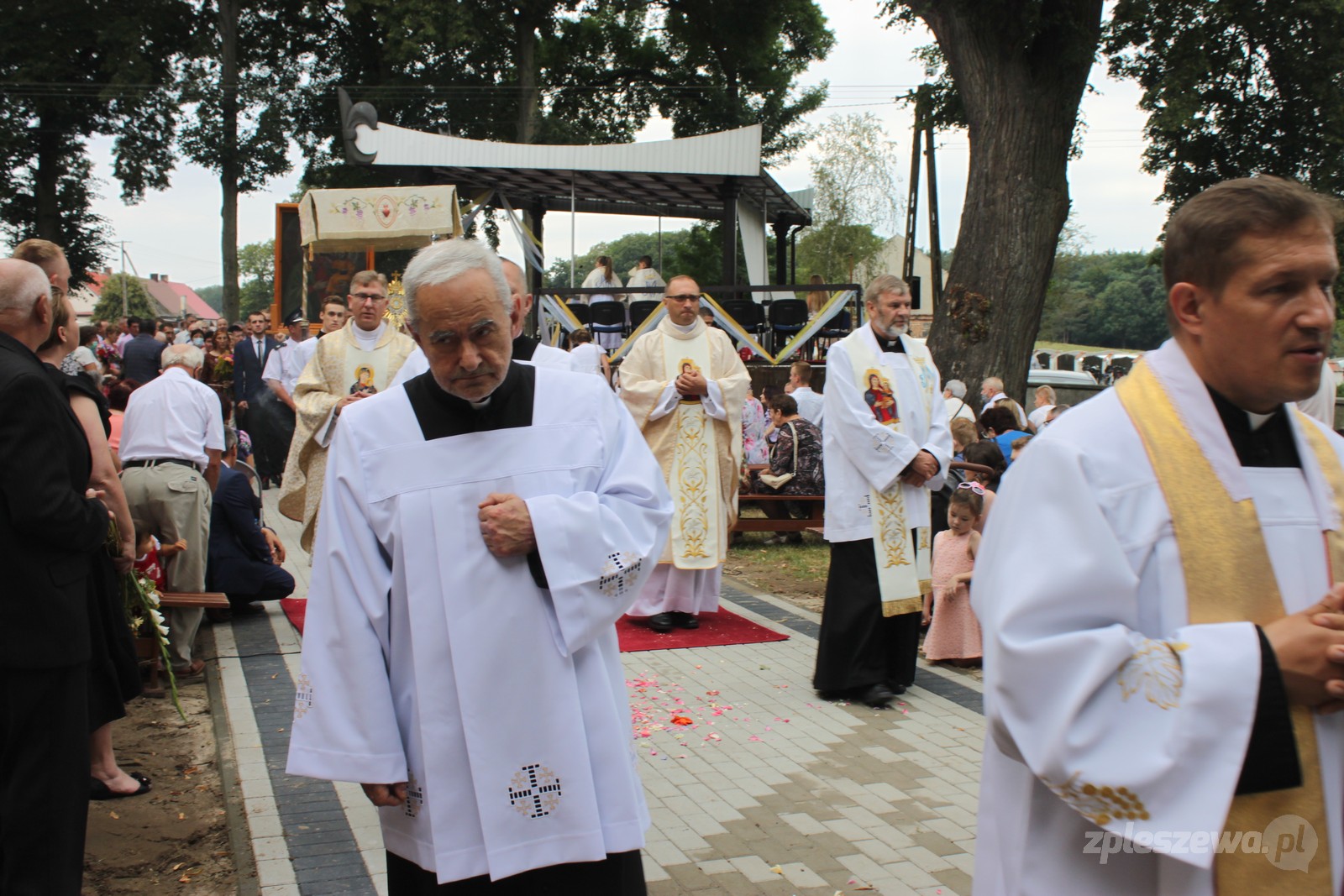 W ubiegłym roku sumie odpustowej przewodniczył ks. arcybiskup Mieczysław Mokrzycki, wieloletni papieski sekretarz, który przekazał wówczas Sanktuarium Matki Bożej Lutyńskiej relikwie św. Jana Pawła II.