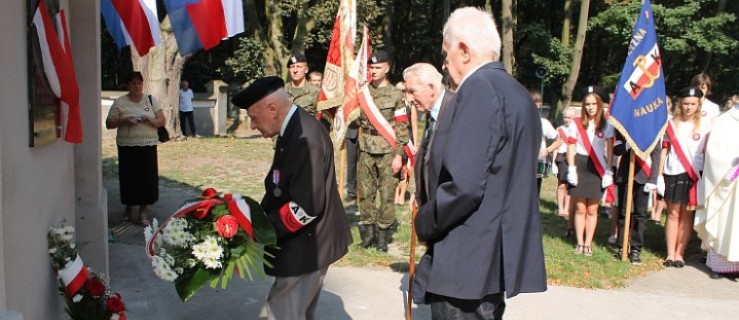 Ksiądz i wójt ze złotymi odznaczeniami  - Zdjęcie główne