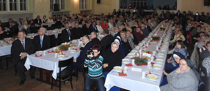 Wigilia dla biednych i samotnych z wieloma gośćmi - Zdjęcie główne