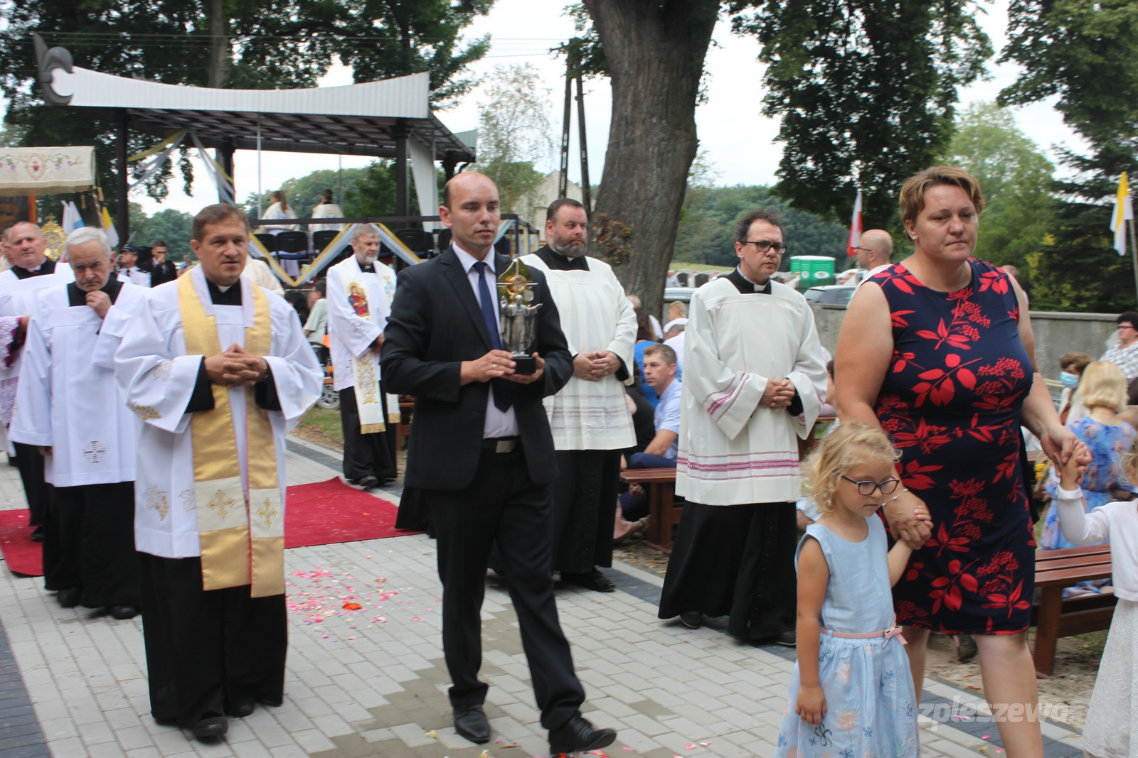 W ubiegłym roku sumie odpustowej przewodniczył ks. arcybiskup Mieczysław Mokrzycki, wieloletni papieski sekretarz, który przekazał wówczas Sanktuarium Matki Bożej Lutyńskiej relikwie św. Jana Pawła II.