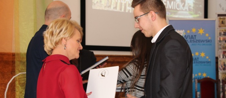 Pleszew.  Nagrodzili najzdolniejszych uczniów [FOTO] - Zdjęcie główne