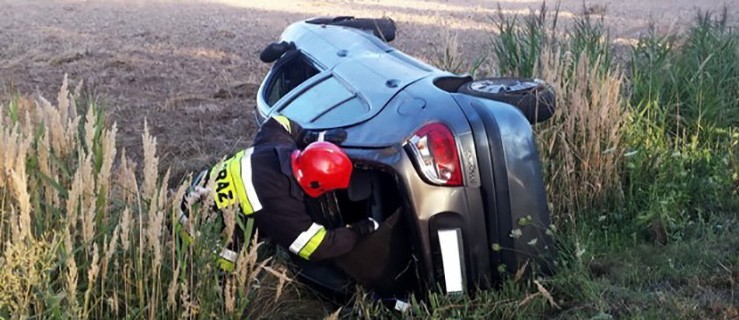 Auto dachowało. Trzy osoby w środku - Zdjęcie główne