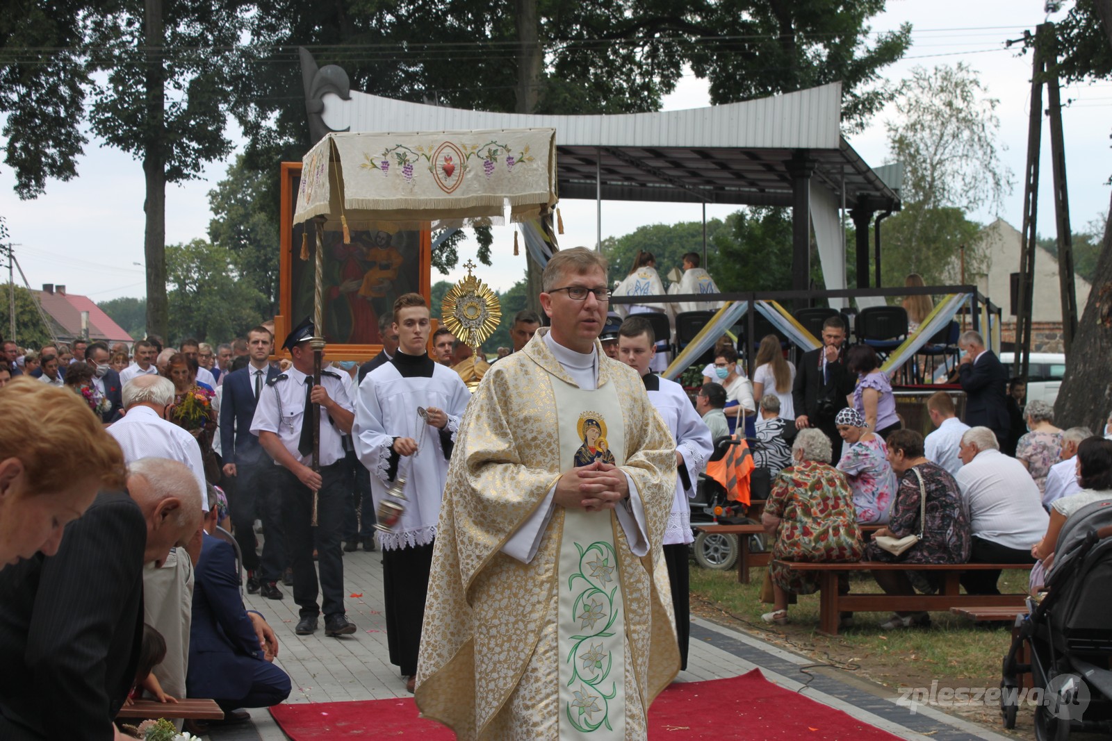 W ubiegłym roku sumie odpustowej przewodniczył ks. arcybiskup Mieczysław Mokrzycki, wieloletni papieski sekretarz, który przekazał wówczas Sanktuarium Matki Bożej Lutyńskiej relikwie św. Jana Pawła II.