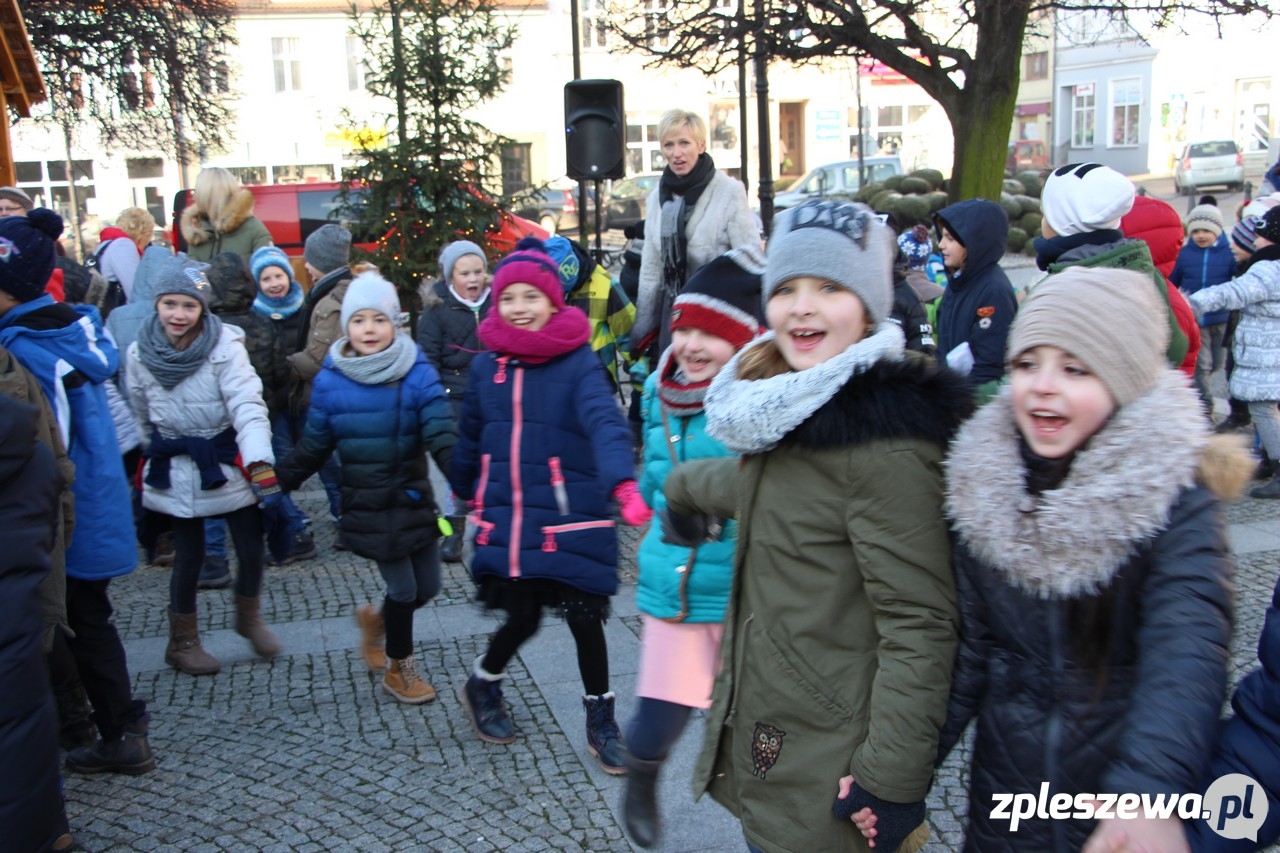 Uczniowie "dwójki" kolędowali przy żłóbku  - Zdjęcie główne