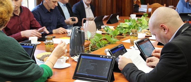 Dobrzyca. Sala po remoncie, radni z tabletami - Zdjęcie główne