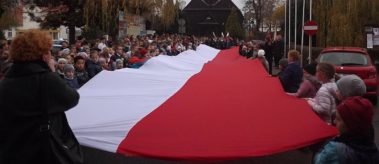 Dobrzyca. Przeszli z flagą przez miasto, zaśpiewali hymn - Zdjęcie główne