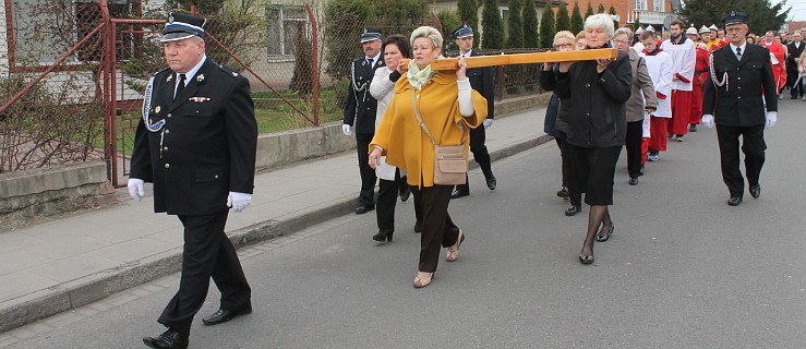 Nieśli krzyż ulicami Kościelnej Wsi  - Zdjęcie główne